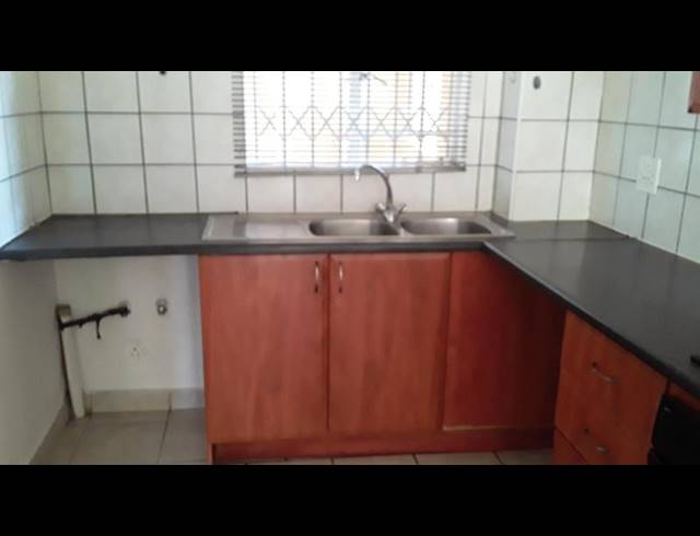 2 BEDROOM APARTMENT FOR SALE IN ROOIHUISKRAAL NORTH